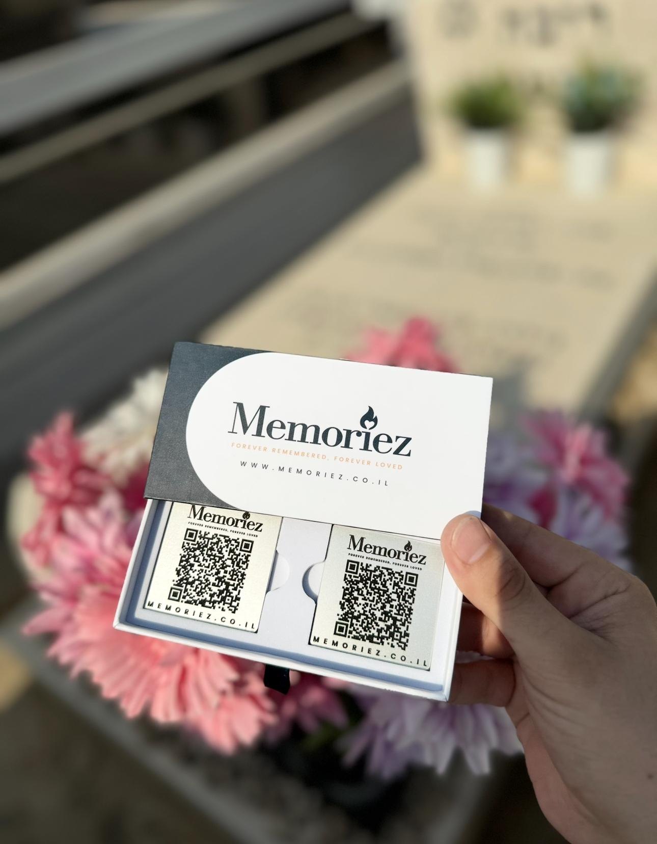 שני לוחות אלומיניום חרוטים בלייזר בתוך קופסת הנצחה ייחודית ומעוצבת