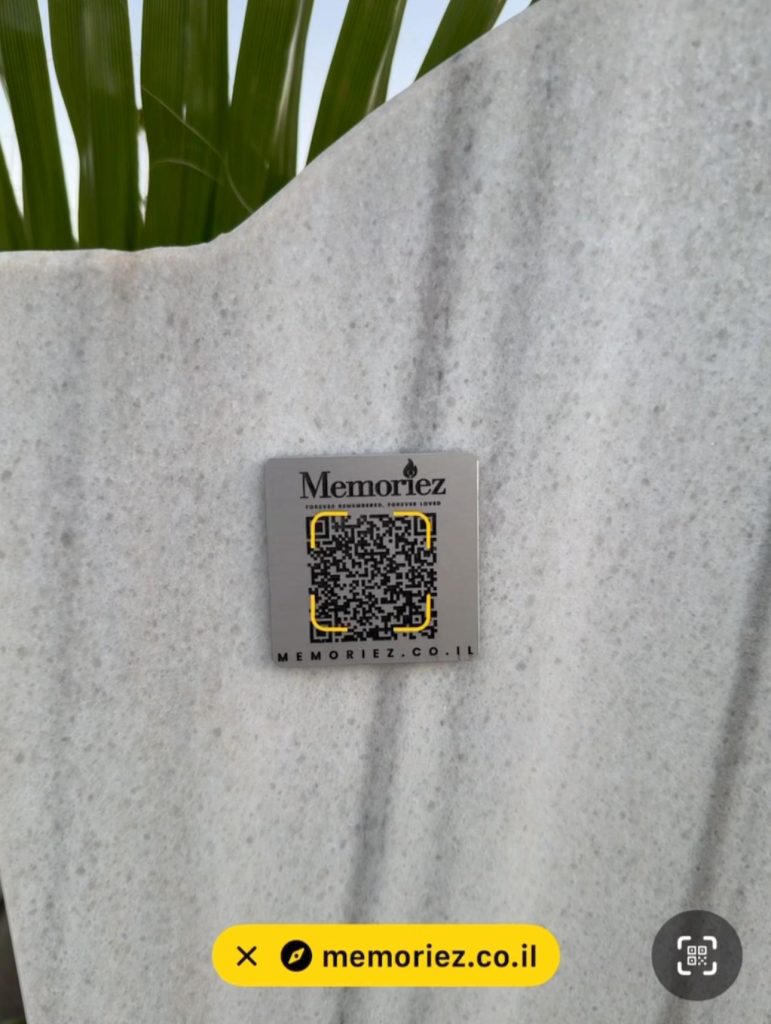 לוחית QR של Memoriez על מצבה